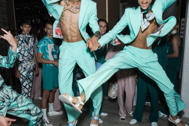 Kulislerde poz veren modeller