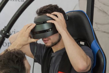 Milano, İtalya'daki Wired Next Fest 2019'da sanal gerçeklik makinesi