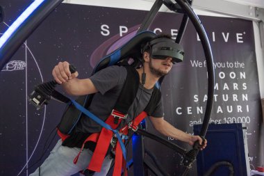 Milano, İtalya'daki Wired Next Fest 2019'da sanal gerçeklik makinesi