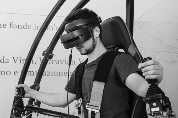 Машина виртуальной реальности на фестивале Wired Next Fest 2019 в Милане, Италия — стоковое фото