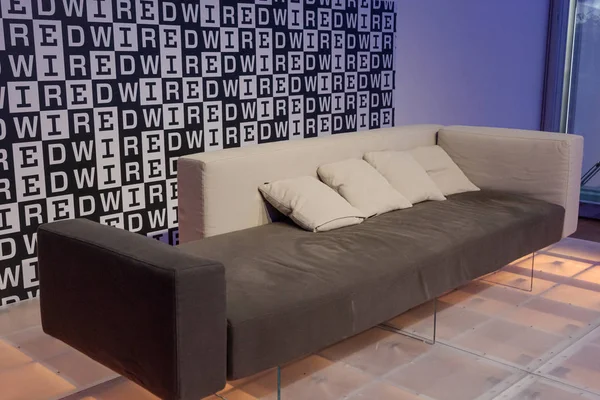 Leere Couch beim wired next fest 2019 in Mailand, Italien — Stockfoto