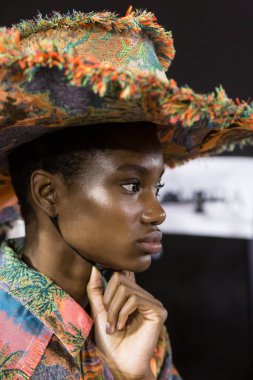 Güzel model backstage içinde poz