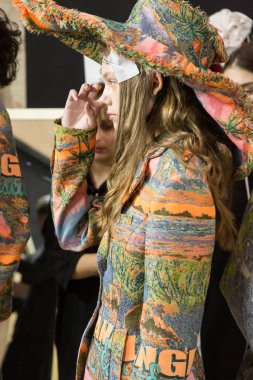 Güzel model backstage içinde poz