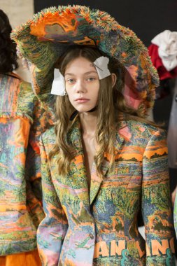 Güzel model backstage içinde poz