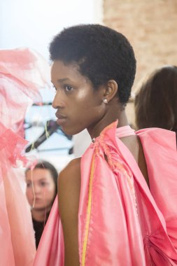 Güzel model backstage içinde poz