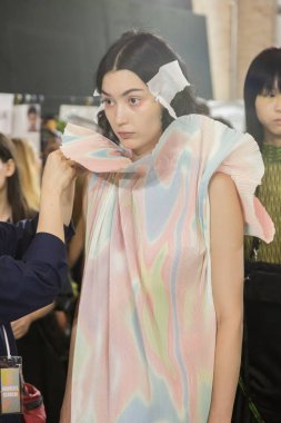 Güzel model backstage içinde poz