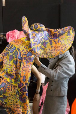 Güzel model backstage içinde poz