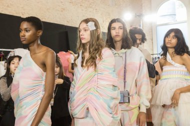 Backstage içinde poz güzel modelleri