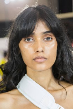 Güzel model backstage içinde poz