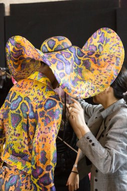 Güzel model backstage içinde poz