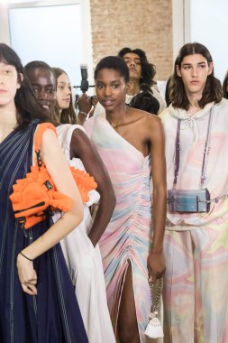 Backstage içinde poz güzel modelleri