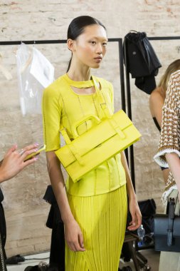 Muhteşem model backstage içinde poz