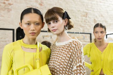 Mükemmel modele backstage içinde poz