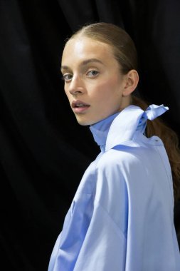 Muhteşem model backstage içinde poz