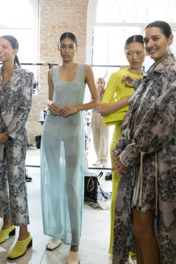 Mükemmel modele backstage içinde poz