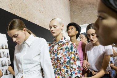 Mükemmel modele backstage içinde poz