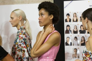 Muhteşem model backstage içinde poz