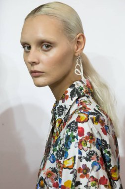 Muhteşem model backstage içinde poz