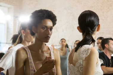 Muhteşem model backstage içinde poz