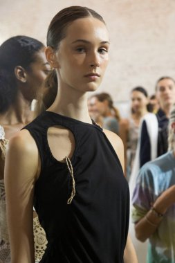 Muhteşem model backstage içinde poz