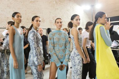 Mükemmel modele backstage içinde poz