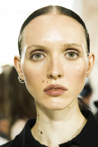 Gorgeous model posing in the backstage — Stock Photo, Image