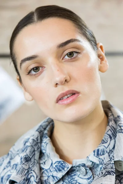 Gorgeous model posing in the backstage — Stock Photo, Image