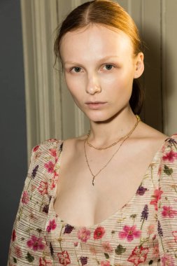 Muhteşem model backstage içinde poz