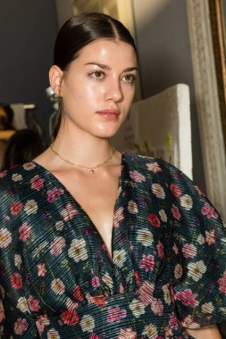 Muhteşem model backstage içinde poz