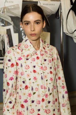 Muhteşem model backstage içinde poz