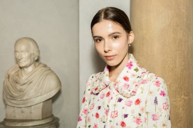 Muhteşem model backstage içinde poz