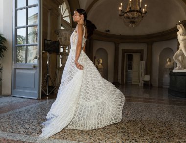 Muhteşem model backstage içinde poz