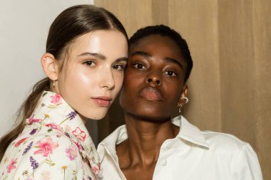 Mükemmel modele backstage içinde poz