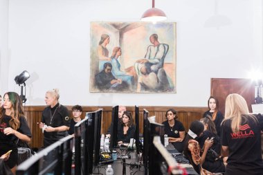 Sahne arkasında iş yerinde sanatçılar makyaj