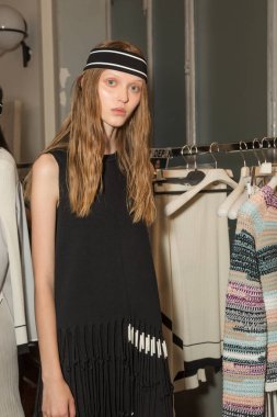 Muhteşem model backstage içinde poz