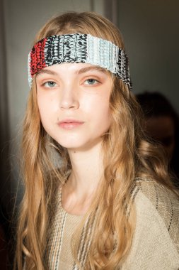 Muhteşem model backstage içinde poz