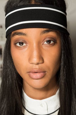 Muhteşem model backstage içinde poz