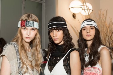 Mükemmel modele backstage içinde poz