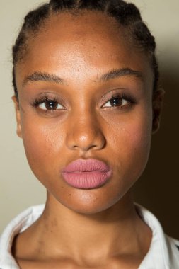 Muhteşem model backstage içinde poz