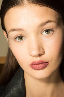 Muhteşem model backstage içinde poz