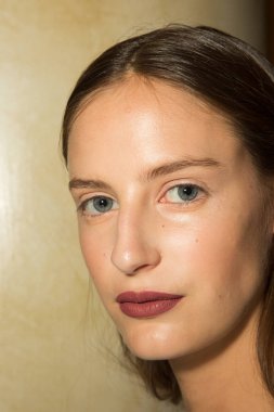 Muhteşem model backstage içinde poz