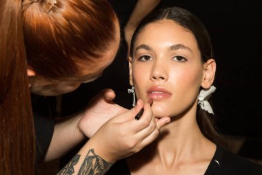 Muhteşem model backstage içinde poz
