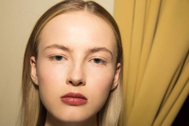 Muhteşem model backstage içinde poz