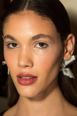 Muhteşem model backstage içinde poz