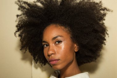 Muhteşem model backstage içinde poz