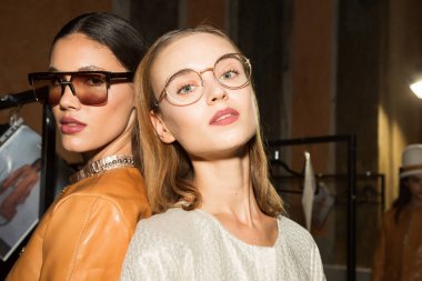 Mükemmel modele backstage içinde poz