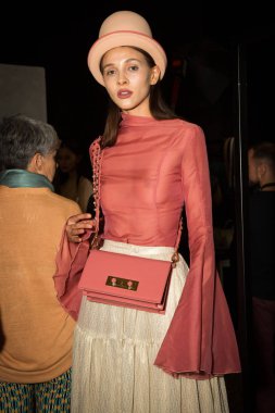 Muhteşem model backstage içinde poz