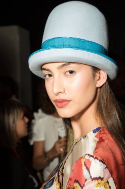 Muhteşem model backstage içinde poz