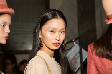 Muhteşem model backstage içinde poz