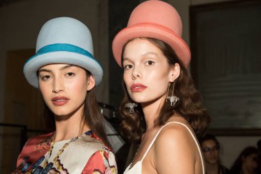 Mükemmel modele backstage içinde poz